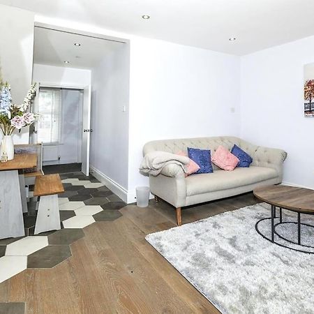 Lovely 2-Bed In Windsor Free Parking, 1 Mile From Legoland Экстерьер фото